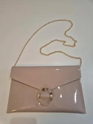 Bolso de mano beige con adorno metálico