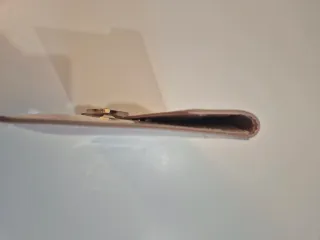 Bolso de mano beige con adorno metálico