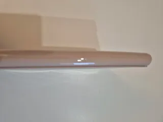 Bolso de mano beige con adorno metálico