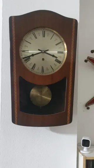 Reloj de pared antiguo de madera