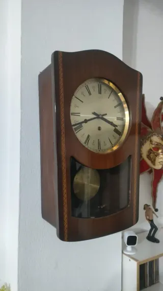 Reloj de pared antiguo de madera