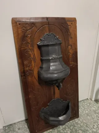 Fuente o aguamanil antiguo