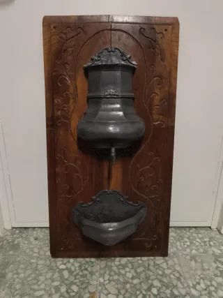 Fuente o aguamanil antiguo