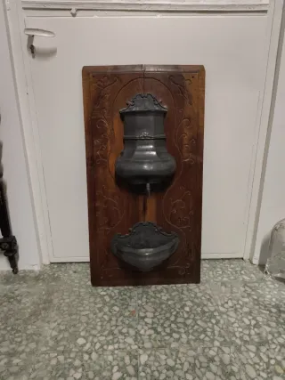 Fuente o aguamanil antiguo