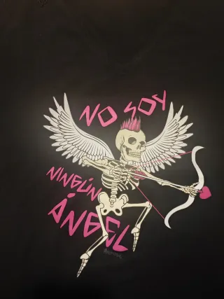 Camiseta negra con calavera y alas