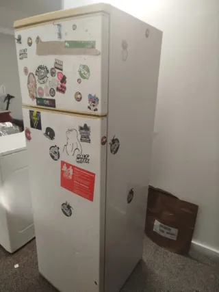 Nevera blanca con pegatinas