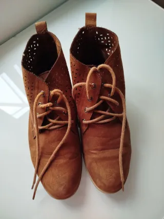 Botines de piel con cordones y perforaciones