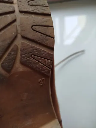 Botines de piel con cordones y perforaciones