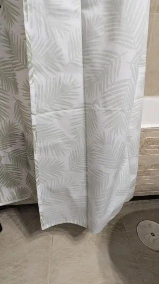 Cortina de baño con estampado de hojas