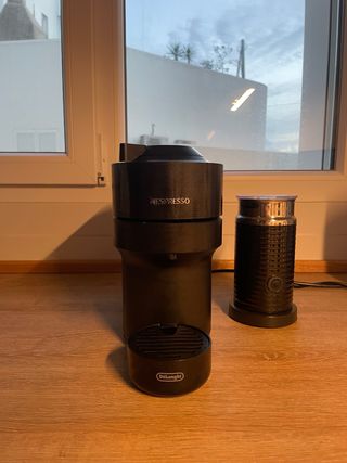 Cafetera Nespresso con espumador DeLonghi
