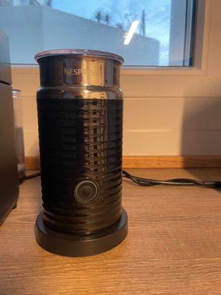 Cafetera Nespresso con espumador DeLonghi