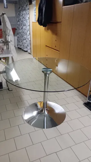 Tavolo rotondo in vetro e metallo