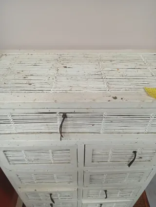 Mueble de mimbre y madera