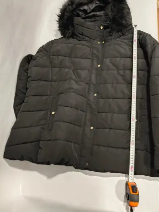 Abrigo negro mujer con capucha