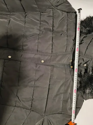 Abrigo negro mujer con capucha