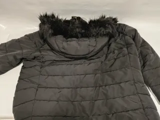 Abrigo negro mujer con capucha