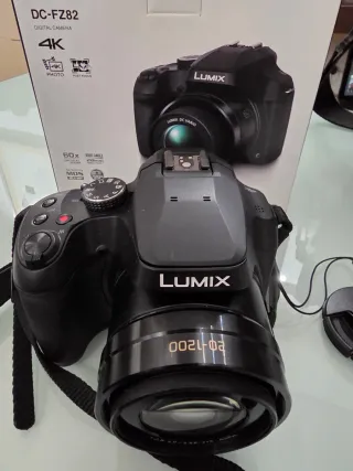 Cámara Panasonic Lumix DC-FZ82D Negra mas funda.