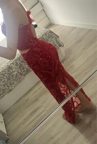 Vestido de fiesta rojo con pedrería