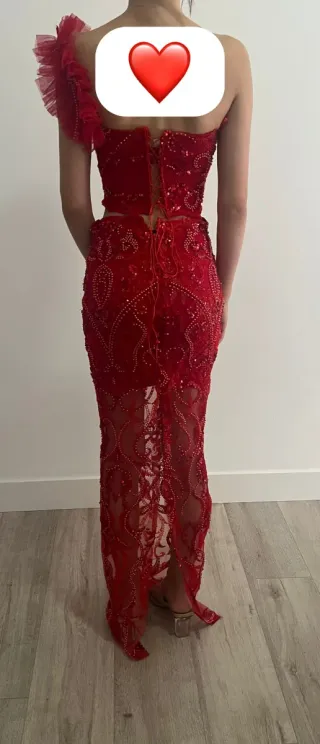 Vestido de fiesta rojo con pedrería