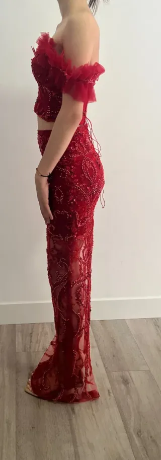 Vestido de fiesta rojo con pedrería