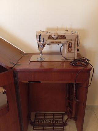 Macchina da cucire Singer 401 a pedale anni '50