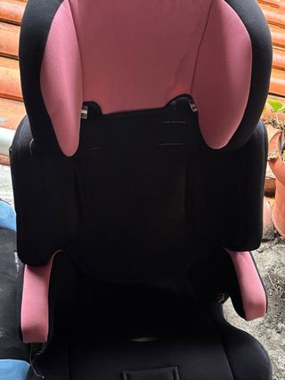 Silla de coche negra y rosa