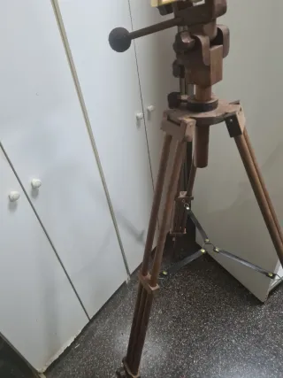 Trípode madera artesanal estilo antiguo