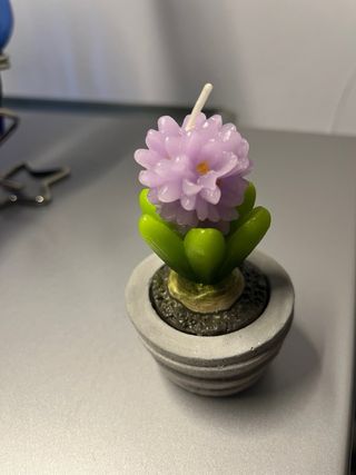 Portacandele blu con candela bianca e fiore