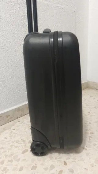 Maleta de cabina negra con dos ruedas