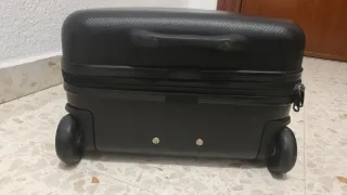 Maleta de cabina negra con dos ruedas