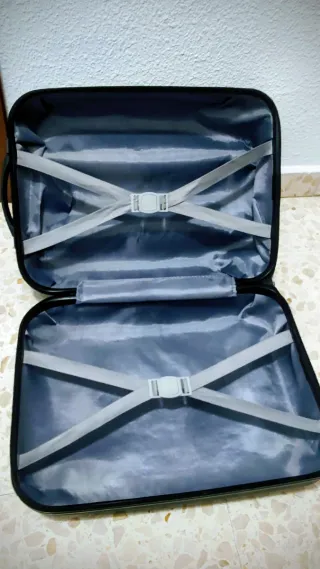 Maleta de cabina negra con dos ruedas