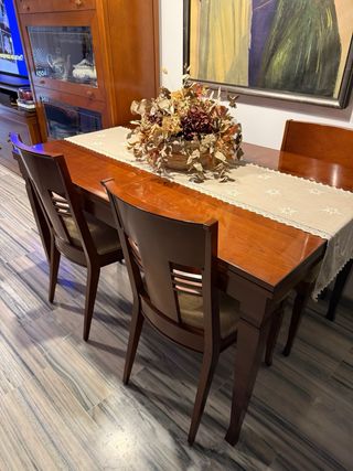 Muebles de salón en madera de cerezo y cristal.