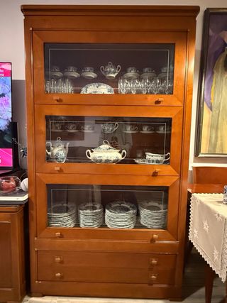 Muebles de salón en madera de cerezo y cristal.