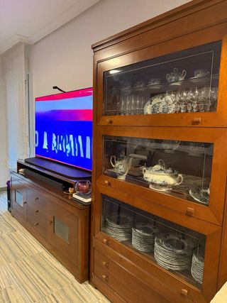 Muebles de salón en madera de cerezo y cristal.