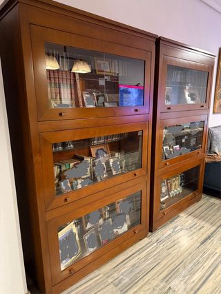 Muebles de salón en madera de cerezo y cristal.