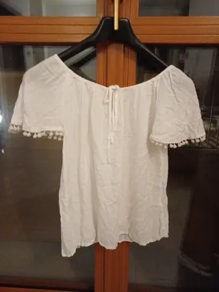 T-shirt bianca con pomponcini