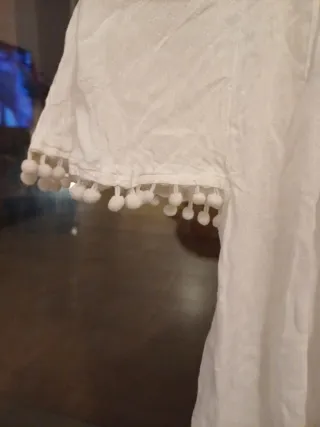 T-shirt bianca con pomponcini