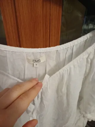 T-shirt bianca con pomponcini