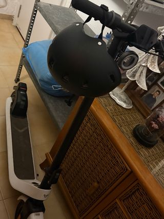 Patinete eléctrico con casco