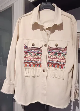 Chaqueta vaquera beige bordada