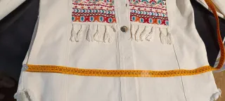 Chaqueta vaquera beige bordada