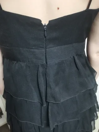 Vestido negro de fiesta con volantes