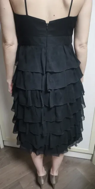 Vestido negro de fiesta con volantes
