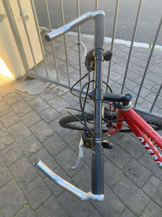 Bicicleta de montaña roja