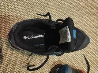 Zapatillas Columbia Negras y Rojas