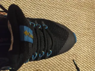 Zapatillas Columbia Negras y Rojas