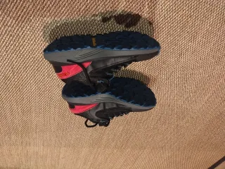 Zapatillas Columbia Negras y Rojas