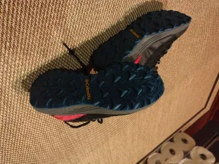 Zapatillas Columbia Negras y Rojas