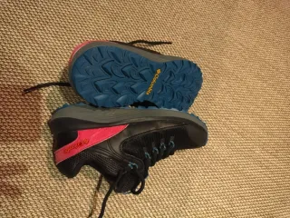 Zapatillas Columbia Negras y Rojas