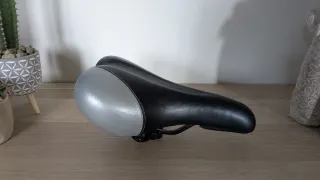 Sillín de bicicleta negro y plateado